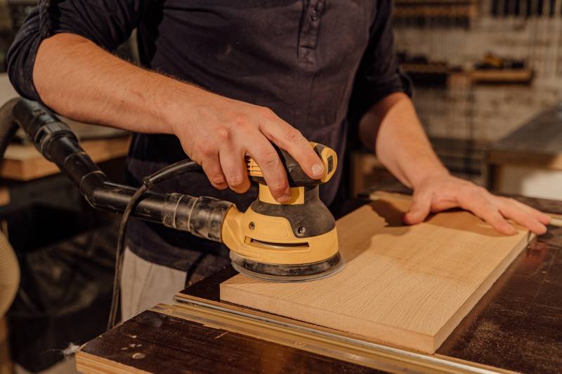 Ebéniste spécialisé dans la restauration de meubles En bois massif sur Marseille dans les Bouches-du-Rhône